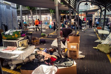 Tel Aviv, İsrail, 23 Ocak 2026 Shuk Hapishpishim bit pazarının genel görünümü. Tedarikçiler, kentin çok kültürlü yapısını yansıtan çeşitli antikalar, eski eşyalar ve yerel el sanatları sergiliyorlar..