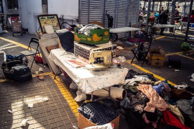 Tel Aviv, İsrail, 23 Ocak 2026 Shuk Hapishpishim bit pazarının genel görünümü. Tedarikçiler, kentin çok kültürlü yapısını yansıtan çeşitli antikalar, eski eşyalar ve yerel el sanatları sergiliyorlar..