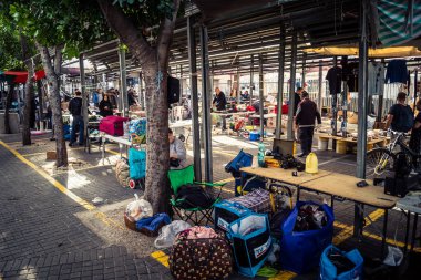 Tel Aviv, İsrail, 23 Ocak 2026 Shuk Hapishpishim bit pazarının genel görünümü. Tedarikçiler, kentin çok kültürlü yapısını yansıtan çeşitli antikalar, eski eşyalar ve yerel el sanatları sergiliyorlar..