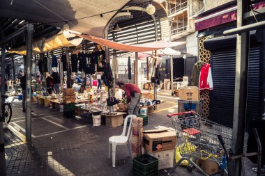 Tel Aviv, İsrail, 23 Ocak 2026 Shuk Hapishpishim bit pazarının genel görünümü. Tedarikçiler, kentin çok kültürlü yapısını yansıtan çeşitli antikalar, eski eşyalar ve yerel el sanatları sergiliyorlar..