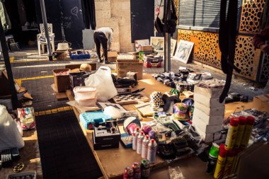 Tel Aviv, İsrail, 23 Ocak 2026 Shuk Hapishpishim bit pazarının genel görünümü. Tedarikçiler, kentin çok kültürlü yapısını yansıtan çeşitli antikalar, eski eşyalar ve yerel el sanatları sergiliyorlar..