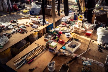 Tel Aviv, İsrail, 23 Ocak 2026 Shuk Hapishpishim bit pazarının genel görünümü. Tedarikçiler, kentin çok kültürlü yapısını yansıtan çeşitli antikalar, eski eşyalar ve yerel el sanatları sergiliyorlar..