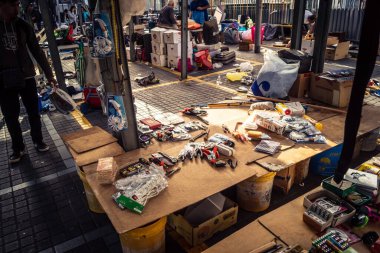 Tel Aviv, İsrail, 23 Ocak 2026 Shuk Hapishpishim bit pazarının genel görünümü. Tedarikçiler, kentin çok kültürlü yapısını yansıtan çeşitli antikalar, eski eşyalar ve yerel el sanatları sergiliyorlar..