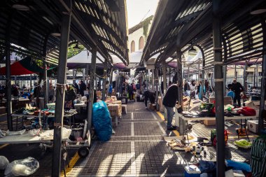 Tel Aviv, İsrail, 23 Ocak 2026 Shuk Hapishpishim bit pazarının genel görünümü. Tedarikçiler, kentin çok kültürlü yapısını yansıtan çeşitli antikalar, eski eşyalar ve yerel el sanatları sergiliyorlar..