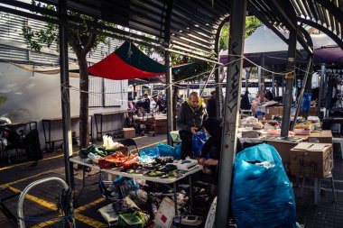 Tel Aviv, İsrail, 23 Ocak 2026 Shuk Hapishpishim bit pazarının genel görünümü. Tedarikçiler, kentin çok kültürlü yapısını yansıtan çeşitli antikalar, eski eşyalar ve yerel el sanatları sergiliyorlar..