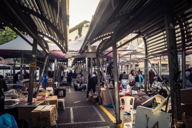 Tel Aviv, İsrail, 23 Ocak 2026 Shuk Hapishpishim bit pazarının genel görünümü. Tedarikçiler, kentin çok kültürlü yapısını yansıtan çeşitli antikalar, eski eşyalar ve yerel el sanatları sergiliyorlar..