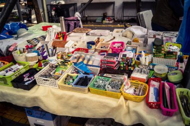 Tel Aviv, İsrail, 23 Ocak 2026 Shuk Hapishpishim bit pazarının genel görünümü. Tedarikçiler, kentin çok kültürlü yapısını yansıtan çeşitli antikalar, eski eşyalar ve yerel el sanatları sergiliyorlar..