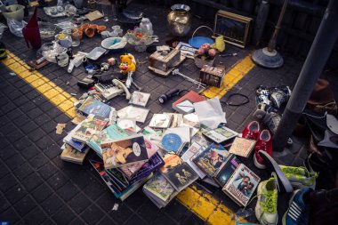 Tel Aviv, İsrail, 23 Ocak 2026 Shuk Hapishpishim bit pazarının genel görünümü. Tedarikçiler, kentin çok kültürlü yapısını yansıtan çeşitli antikalar, eski eşyalar ve yerel el sanatları sergiliyorlar..