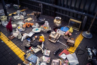 Tel Aviv, İsrail, 23 Ocak 2026 Shuk Hapishpishim bit pazarının genel görünümü. Tedarikçiler, kentin çok kültürlü yapısını yansıtan çeşitli antikalar, eski eşyalar ve yerel el sanatları sergiliyorlar..