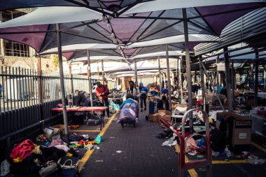 Tel Aviv, İsrail, 23 Ocak 2026 Shuk Hapishpishim bit pazarının genel görünümü. Tedarikçiler, kentin çok kültürlü yapısını yansıtan çeşitli antikalar, eski eşyalar ve yerel el sanatları sergiliyorlar..