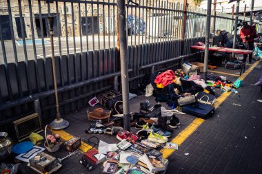 Tel Aviv, İsrail, 23 Ocak 2026 Shuk Hapishpishim bit pazarının genel görünümü. Tedarikçiler, kentin çok kültürlü yapısını yansıtan çeşitli antikalar, eski eşyalar ve yerel el sanatları sergiliyorlar..