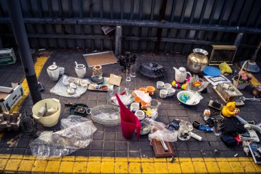 Tel Aviv, İsrail, 23 Ocak 2026 Shuk Hapishpishim bit pazarının genel görünümü. Tedarikçiler, kentin çok kültürlü yapısını yansıtan çeşitli antikalar, eski eşyalar ve yerel el sanatları sergiliyorlar..