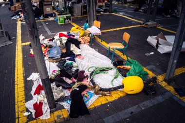 Tel Aviv, İsrail, 23 Ocak 2026 Shuk Hapishpishim bit pazarının genel görünümü. Tedarikçiler, kentin çok kültürlü yapısını yansıtan çeşitli antikalar, eski eşyalar ve yerel el sanatları sergiliyorlar..