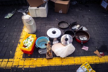 Tel Aviv, İsrail, 23 Ocak 2026 Shuk Hapishpishim bit pazarının genel görünümü. Tedarikçiler, kentin çok kültürlü yapısını yansıtan çeşitli antikalar, eski eşyalar ve yerel el sanatları sergiliyorlar..