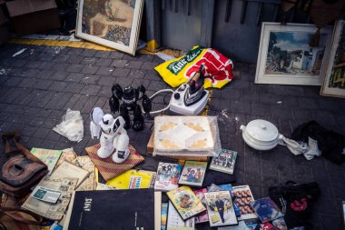 Tel Aviv, İsrail, 23 Ocak 2026 Shuk Hapishpishim bit pazarının genel görünümü. Tedarikçiler, kentin çok kültürlü yapısını yansıtan çeşitli antikalar, eski eşyalar ve yerel el sanatları sergiliyorlar..