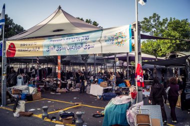 Tel Aviv, İsrail, 23 Ocak 2026 Shuk Hapishpishim bit pazarının genel görünümü. Tedarikçiler, kentin çok kültürlü yapısını yansıtan çeşitli antikalar, eski eşyalar ve yerel el sanatları sergiliyorlar..