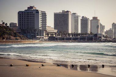 Tel Aviv, İsrail, 25 Ocak 2026 Tel Aviv 'deki beyaz kumsal ve altyapı. Bu sahil, Tel Aviv sakinlerinin fiziksel aktiviteleri ve rahatlaması için gerekli bir huzur cenneti olmaya devam ediyor..