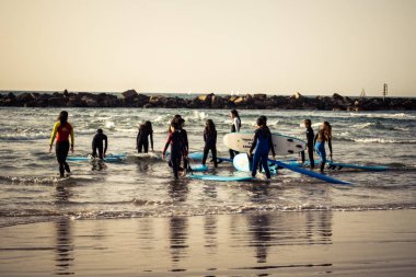 Tel Aviv, İsrail, 25 Ocak 2026 Tel Aviv plajında sörf yapan gençler. Bu plaj, Tel Aviv sakinleri için fiziksel aktivite ve rahatlama için vazgeçilmez bir sığınak olmaya devam ediyor..