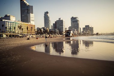 Tel Aviv, İsrail, 25 Ocak 2026 Tel Aviv 'deki beyaz kumsal ve altyapı. Bu sahil, Tel Aviv sakinlerinin fiziksel aktiviteleri ve rahatlaması için gerekli bir huzur cenneti olmaya devam ediyor..