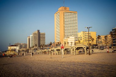 Tel Aviv, İsrail, 25 Ocak 2026 Tel Aviv 'deki beyaz kumsal ve altyapı. Bu sahil, Tel Aviv sakinlerinin fiziksel aktiviteleri ve rahatlaması için gerekli bir huzur cenneti olmaya devam ediyor..