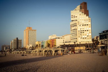 Tel Aviv, İsrail, 25 Ocak 2026 Tel Aviv 'deki beyaz kumsal ve altyapı. Bu sahil, Tel Aviv sakinlerinin fiziksel aktiviteleri ve rahatlaması için gerekli bir huzur cenneti olmaya devam ediyor..
