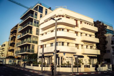 Tel Aviv, İsrail, 25 Ocak 2026 Şehir Caddesi, şehrin eşsiz mimari mirasını gözler önüne seriyor. Bu yapılar tarihi Bauhaus binalarından modern konut tasarımlarına kadar uzanır..