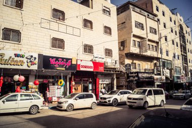 Hebron, Batı Şeria, 27 Ocak 2026 Eski Şehir girişine yakın işlek bir caddenin genel manzarası. Sarı taksiler ve yerel pazarlar, Batı Şeria 'daki günlük hareketlilik ve ekonomik yaşamı gösteriyor.