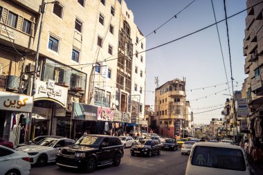 Hebron, Batı Şeria, 27 Ocak 2026 Eski Şehir girişine yakın işlek bir caddenin genel manzarası. Sarı taksiler ve yerel pazarlar, Batı Şeria 'daki günlük hareketlilik ve ekonomik yaşamı gösteriyor.