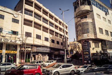 Hebron, Batı Şeria, 27 Ocak 2026 Eski Şehir girişine yakın işlek bir caddenin genel manzarası. Sarı taksiler ve yerel pazarlar, Batı Şeria 'daki günlük hareketlilik ve ekonomik yaşamı gösteriyor.