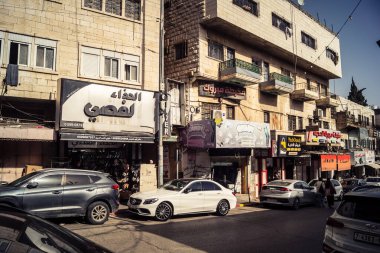Hebron, Batı Şeria, 27 Ocak 2026 Eski Şehir girişine yakın işlek bir caddenin genel manzarası. Sarı taksiler ve yerel pazarlar, Batı Şeria 'daki günlük hareketlilik ve ekonomik yaşamı gösteriyor.