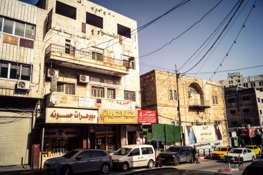 Hebron, Batı Şeria, 27 Ocak 2026 Eski Şehir girişine yakın işlek bir caddenin genel manzarası. Sarı taksiler ve yerel pazarlar, Batı Şeria 'daki günlük hareketlilik ve ekonomik yaşamı gösteriyor.