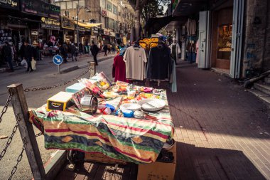 Hebron, Batı Şeria, 27 Ocak 2026 Eski Şehir girişine yakın işlek bir caddenin genel manzarası. Sarı taksiler ve yerel pazarlar, Batı Şeria 'daki günlük hareketlilik ve ekonomik yaşamı gösteriyor.