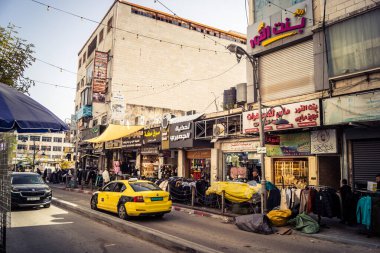 Hebron, Batı Şeria, 27 Ocak 2026 Eski Şehir girişine yakın işlek bir caddenin genel manzarası. Sarı taksiler ve yerel pazarlar, Batı Şeria 'daki günlük hareketlilik ve ekonomik yaşamı gösteriyor.
