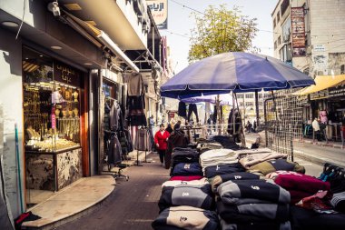 Hebron, Batı Şeria, 27 Ocak 2026 Eski Şehir girişine yakın işlek bir caddenin genel manzarası. Sarı taksiler ve yerel pazarlar, Batı Şeria 'daki günlük hareketlilik ve ekonomik yaşamı gösteriyor.