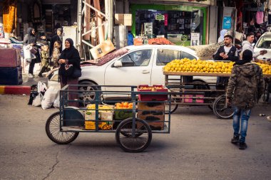 Hebron, Batı Şeria, 27 Ocak 2026 Eski Şehir girişine yakın işlek bir caddenin genel manzarası. Sarı taksiler ve yerel pazarlar, Batı Şeria 'daki günlük hareketlilik ve ekonomik yaşamı gösteriyor.