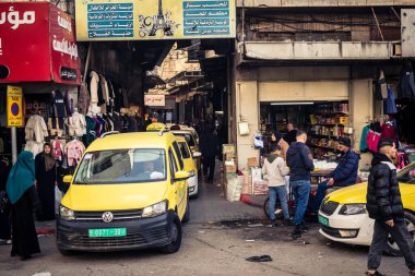 Hebron, Batı Şeria, 27 Ocak 2026 Eski Şehir girişine yakın işlek bir caddenin genel manzarası. Sarı taksiler ve yerel pazarlar, Batı Şeria 'daki günlük hareketlilik ve ekonomik yaşamı gösteriyor.