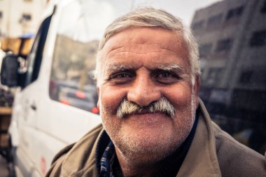 Hebron, Batı Şeria, 27 Ocak 2026 Filistinli adam Eski El Halil 'de bir portre için poz veriyor. H2 bölgesindeki karmaşık jeopolitik duruma rağmen vatandaşlar günlük faaliyetlerini sürdürüyorlar.