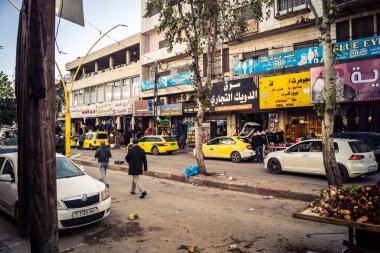 Hebron, Batı Şeria, 27 Ocak 2026 Eski Şehir girişine yakın işlek bir caddenin genel manzarası. Sarı taksiler ve yerel pazarlar, Batı Şeria 'daki günlük hareketlilik ve ekonomik yaşamı gösteriyor.