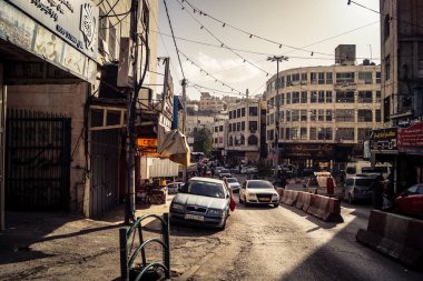 Hebron, Batı Şeria, 27 Ocak 2026 Eski Şehir girişine yakın işlek bir caddenin genel manzarası. Sarı taksiler ve yerel pazarlar, Batı Şeria 'daki günlük hareketlilik ve ekonomik yaşamı gösteriyor.