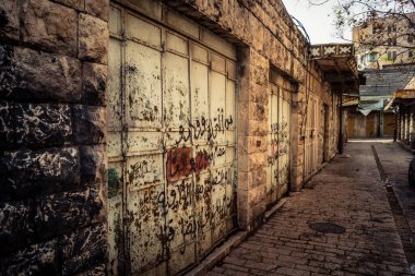 Hebron, Batı Şeria, 29 Ocak 2026 Mühürlü Kapılar Eski Şehir çorbasının yanında. Askeri kısıtlamalar ve kapatmalar yerel işletmeleri kapatmaya zorladı ve tarihi pazarı boş bıraktı.