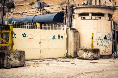 Hebron, Batı Şeria, 29 Ocak 2026 Dikenli tel ve mühürlü kapılar İsrail 'in El Halil' deki askeri işgalini zorunlu kılıyor. H2 sektöründeki güvenlik bariyerleri tarihi merkezi hayalet kasabaya çevirdi..