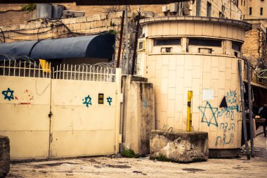 Hebron, Batı Şeria, 29 Ocak 2026 Dikenli tel ve mühürlü kapılar İsrail 'in El Halil' deki askeri işgalini zorunlu kılıyor. H2 sektöründeki güvenlik bariyerleri tarihi merkezi hayalet kasabaya çevirdi..