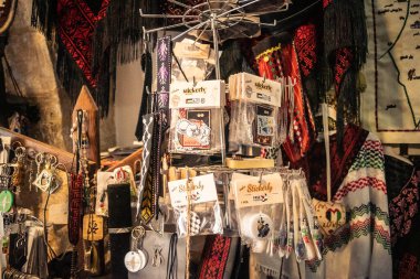 Hebron, Batı Şeria, 29 Ocak 2026 Filistinliler El Halil 'deki nadir bulunan bir mağazadan alışveriş yapıyorlar. Harabeler ve askeri kapanışlar arasında kırılgan bir yaşam ve hayatta kalma işareti..