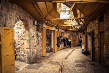 Hebron, Batı Şeria, 29 Ocak 2026 Mühürlü Kapılar Eski Şehir çorbasının yanında. Askeri kısıtlamalar ve kapatmalar yerel işletmeleri kapatmaya zorladı ve tarihi pazarı boş bıraktı.