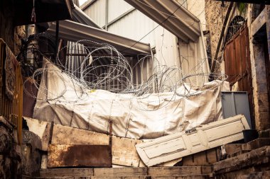 Hebron, Batı Şeria, 29 Ocak 2026 Dikenli tel ve mühürlü kapılar İsrail 'in El Halil' deki askeri işgalini zorunlu kılıyor. H2 sektöründeki güvenlik bariyerleri tarihi merkezi hayalet kasabaya çevirdi..