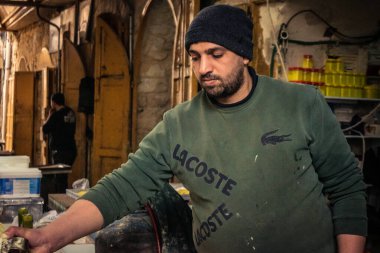 Hebron, Batı Şeria, 29 Ocak 2026 Filistinli sanatçılar Eski El Halil 'de geleneksel Katayef krepleri pişiriyorlar. Bölünmüş kentte kültürel mirasın ve günlük dayanıklılığın canlı bir sembolü..