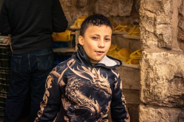 Hebron, Batı Şeria, 29 Ocak 2026 Filistinli çocuk H1 bölgelerindeki El Halil sokaklarında. Günlük yaşam, çatışma bölgesinde insan direnci. Arap mahallesinin dar sokaklarındaki gençliğin masumiyeti..