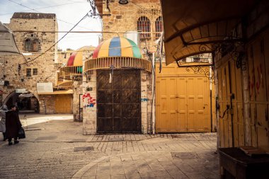 Hebron, Batı Şeria, 29 Ocak 2026 Mühürlü Kapılar Eski Şehir çorbasının yanında. Askeri kısıtlamalar ve kapatmalar yerel işletmeleri kapatmaya zorladı ve tarihi pazarı boş bıraktı.