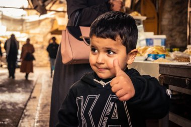 Hebron, Batı Şeria, 29 Ocak 2026 Filistinli çocuk H1 bölgelerindeki El Halil sokaklarında. Günlük yaşam, çatışma bölgesinde insan direnci. Arap mahallesinin dar sokaklarındaki gençliğin masumiyeti..