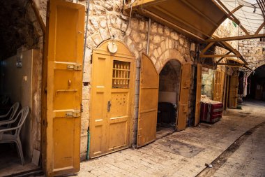 Hebron, Batı Şeria, 29 Ocak 2026 Mühürlü Kapılar Eski Şehir çorbasının yanında. Askeri kısıtlamalar ve kapatmalar yerel işletmeleri kapatmaya zorladı ve tarihi pazarı boş bıraktı.